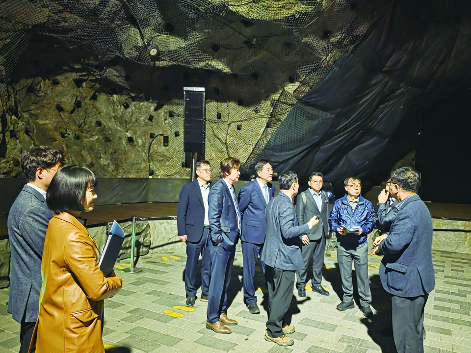 김한종 군수와 장성군 관계 공무원 그리고 장성신문 대표가 광명동굴을 둘러 보고 있다.