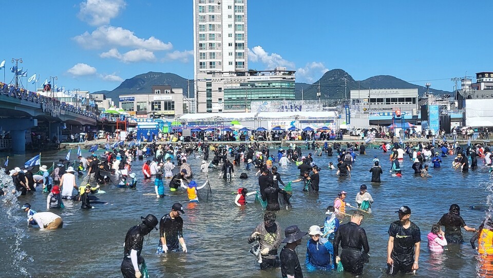 1급수 탐진강에 들어가 프로그램에 참여하고 있는 관광객들 ⓒ 김영주
