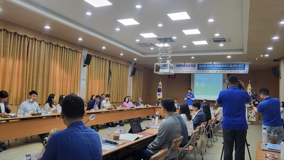 2025 정남진 장흥물축제 국제학술심포지움에서 축사를 하는 김성 장흥군수 ⓒ 김영주