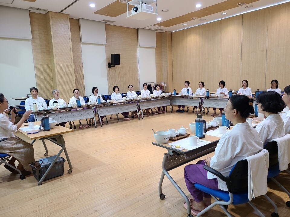 마음건강치유센터의 차훈프로그램에 참여하는 모습 ⓒ 김영주