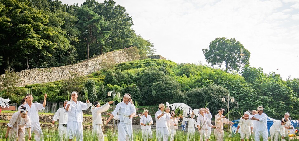 고창문화도시센터는 각 읍·면의 특색 있는 콘텐츠를 발굴하는 사업을 추진하고 있다. 사진은 2024년 읍·면 치유문화 특색사업에 참여한 대산면의 풍장굿 공연 장면이다. ⓒ 고창문화도시센터
