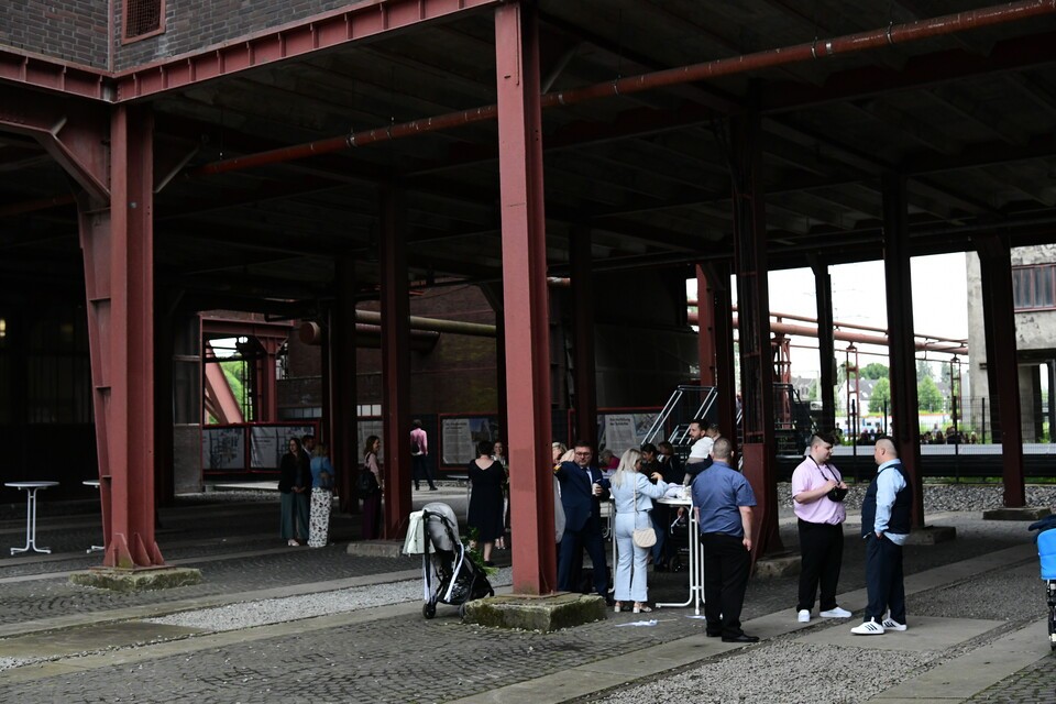 졸페라인 광업단지 옆 레드닷 박물관에서 결혼식이 진행되고 있다.