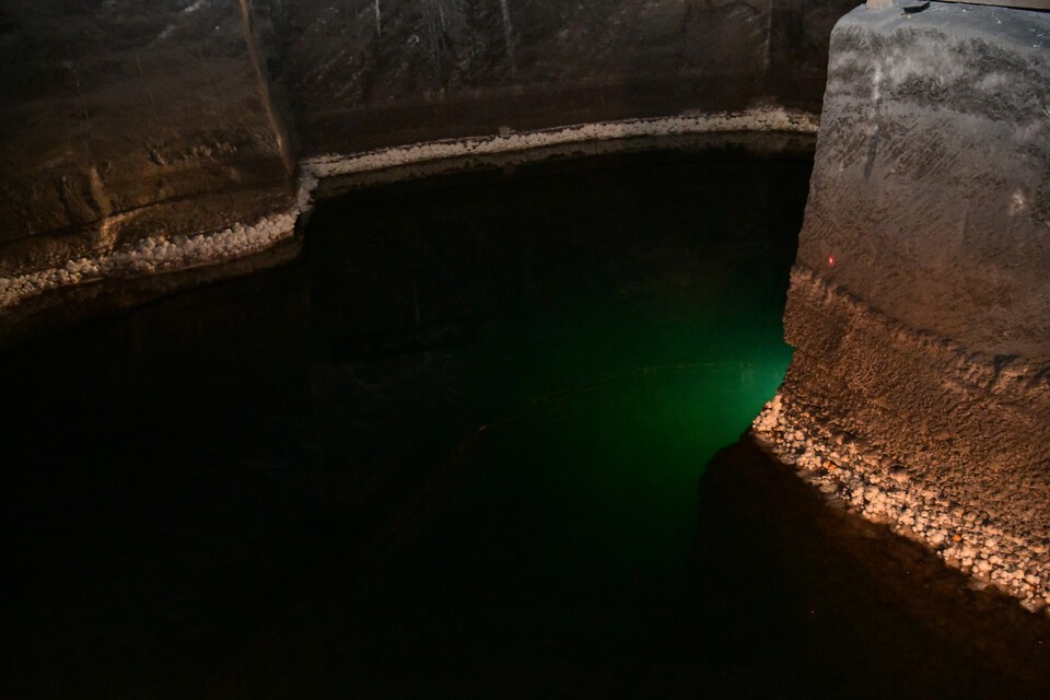 소금광산 내 호수. 이 물을 지속적으로 퍼올려 소금이 모두 녹지 않게 관리하는 것이 소금광산의 핵심이다.
