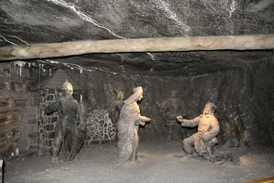 소금광산을 만들어 폴란드에 부를 가져다 주었다는 킹가 공주 전설 조각상