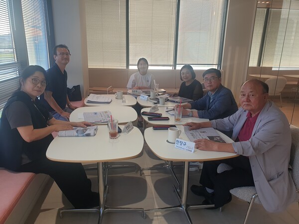 장성신문 독자위원들이 장성읍 카페 ‘자카이브’에서 위원회를 갖고 있다. ⓒ 정진국