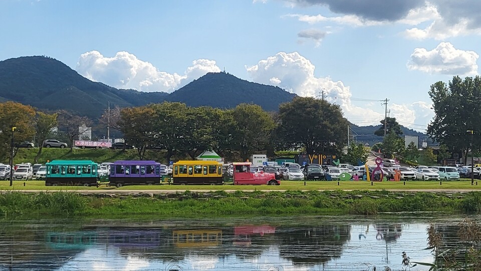 매연을 뿜어대며 오가는 관람열차
