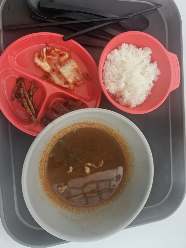 식당에 걸린 사진과 너무 다른 육개장