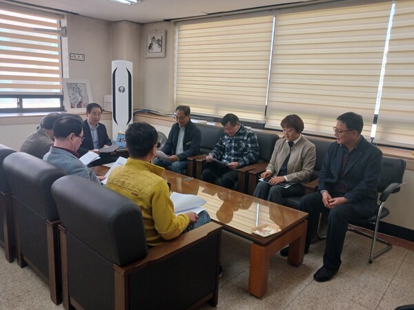 장성신문사 직원들이 기자윤리강령 교육을 듣고 있다. ©정진국