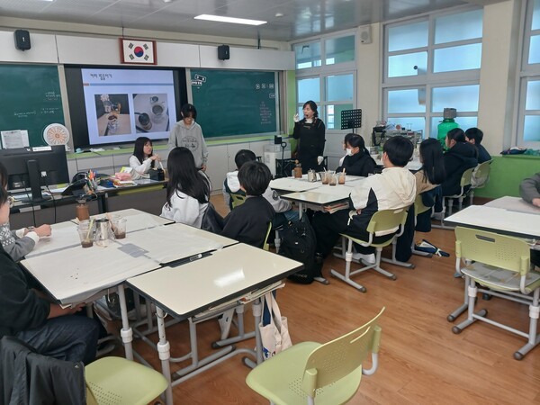 바리스타 교육을 듣고 있는 학생들 ⓒ 정진국