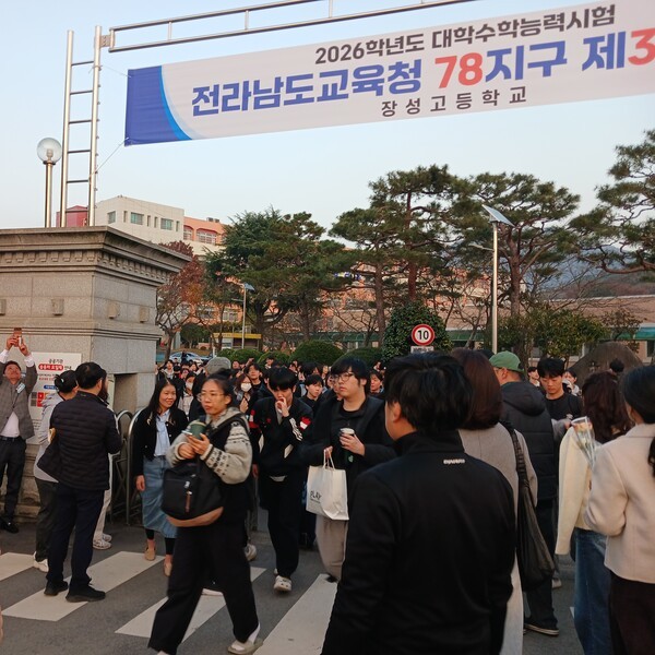 시험이 끝난 후 학생들이 시험장 밖으로 나오고 있다. ⓒ 정진국