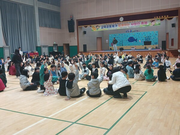 모둠활동을 하는 사창초 학생들 ⓒ 정진국