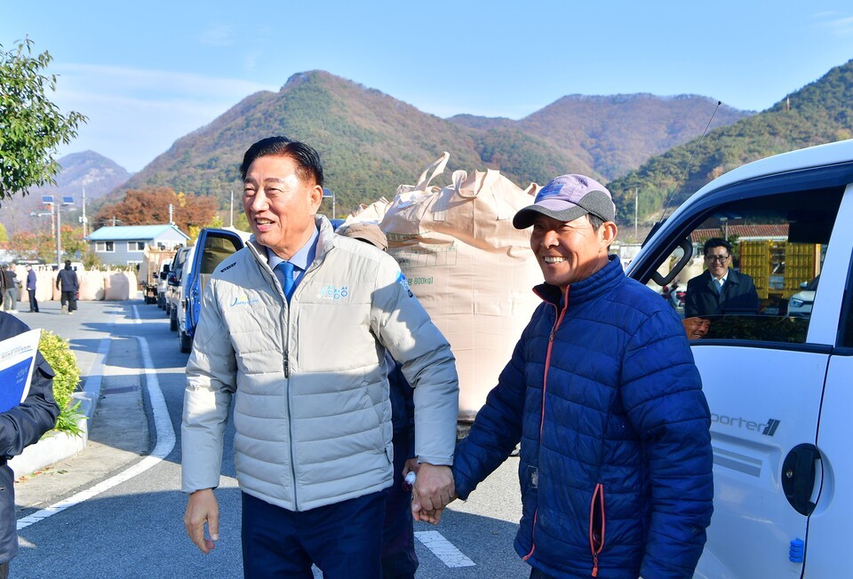 김한종 장성군수(좌측)가 17일 북하면 쌀 수매 현장을 방문해 농업인들에게 감사 인사를 전했다. 장성군 제공