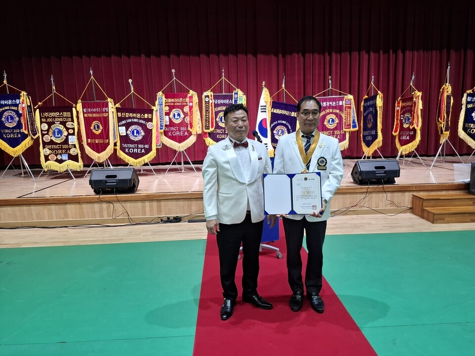 라이온스 최경윤 지구본부총재(사진 좌)와 김회식 5지역 지역위원장(사진 우)