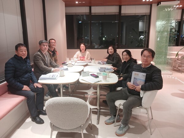 장성신문 독자위원들의 정기회의 모습, 장성읍 카페 ‘자카이브’ ⓒ 정진국